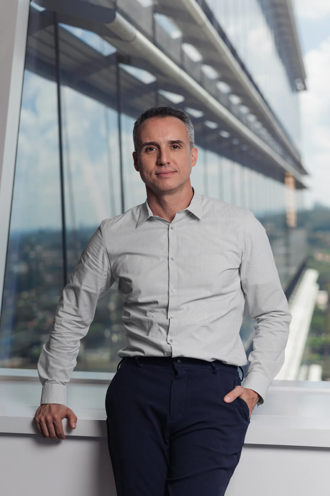 Ensaio profissional com direção de expressão e enquadramento vertical